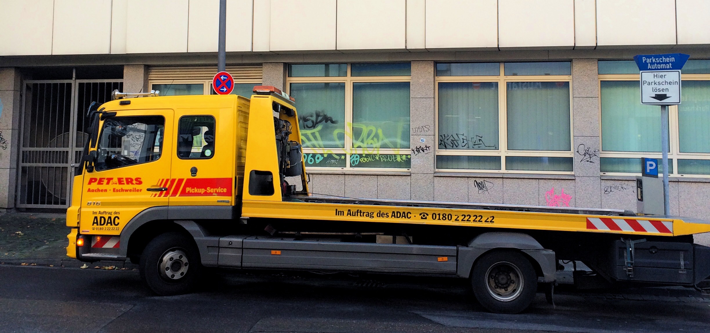 ADAC Abschleppwagen vor Parkverbotsschild in Aachen