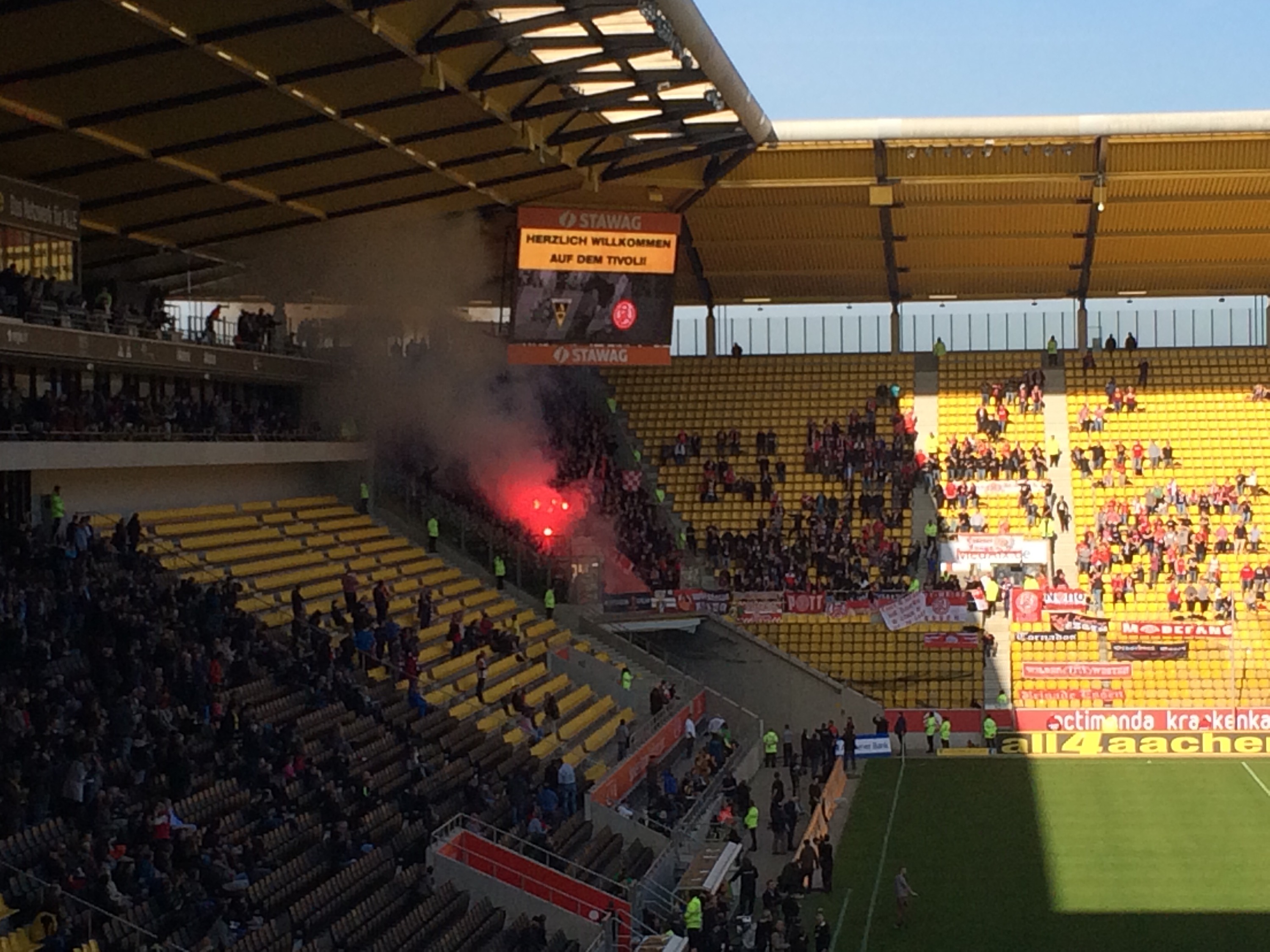 Pyrotechnik im Essener Fanblock - Tivoli Aachen