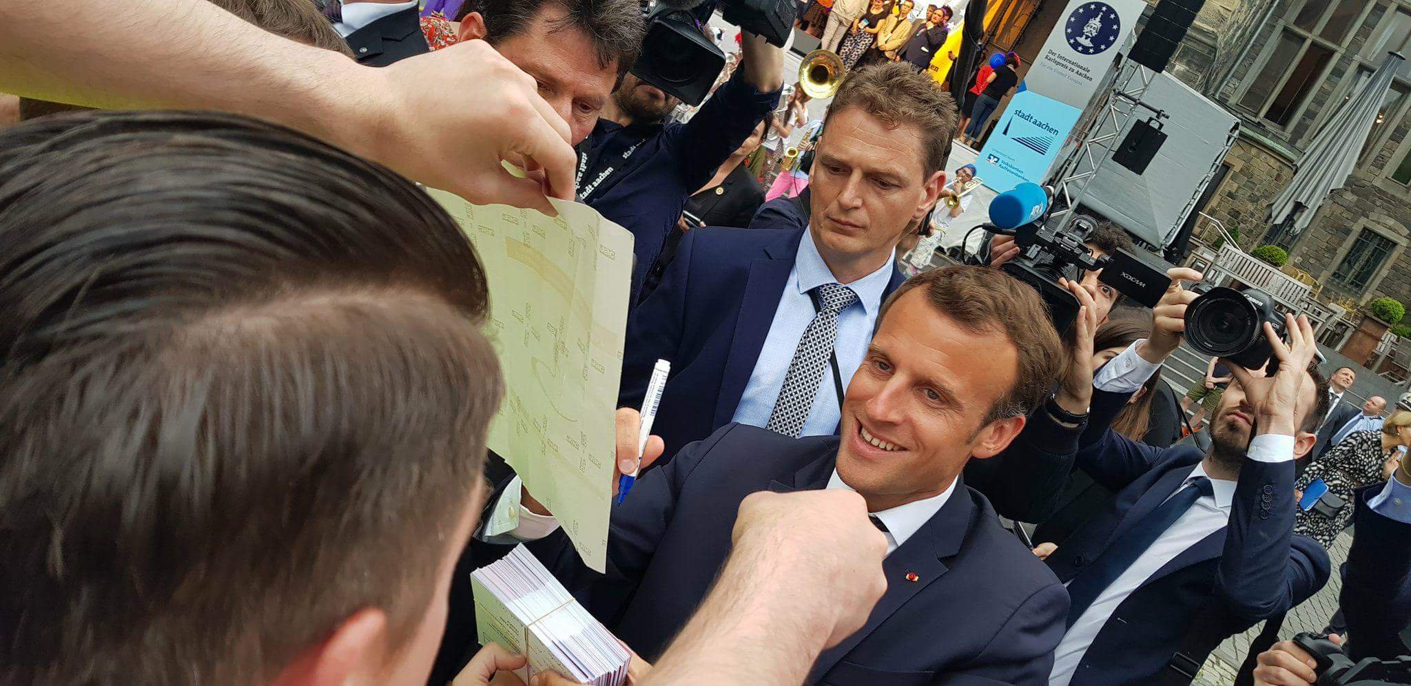 Übergabe der Postkarten von Pulse of Europe an Emmanuel Macron in Aachen beim Karlspreis 2018