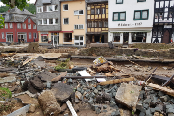 zerstörte Straße in BAd Münstereifel mit Häusern im Hintergrund