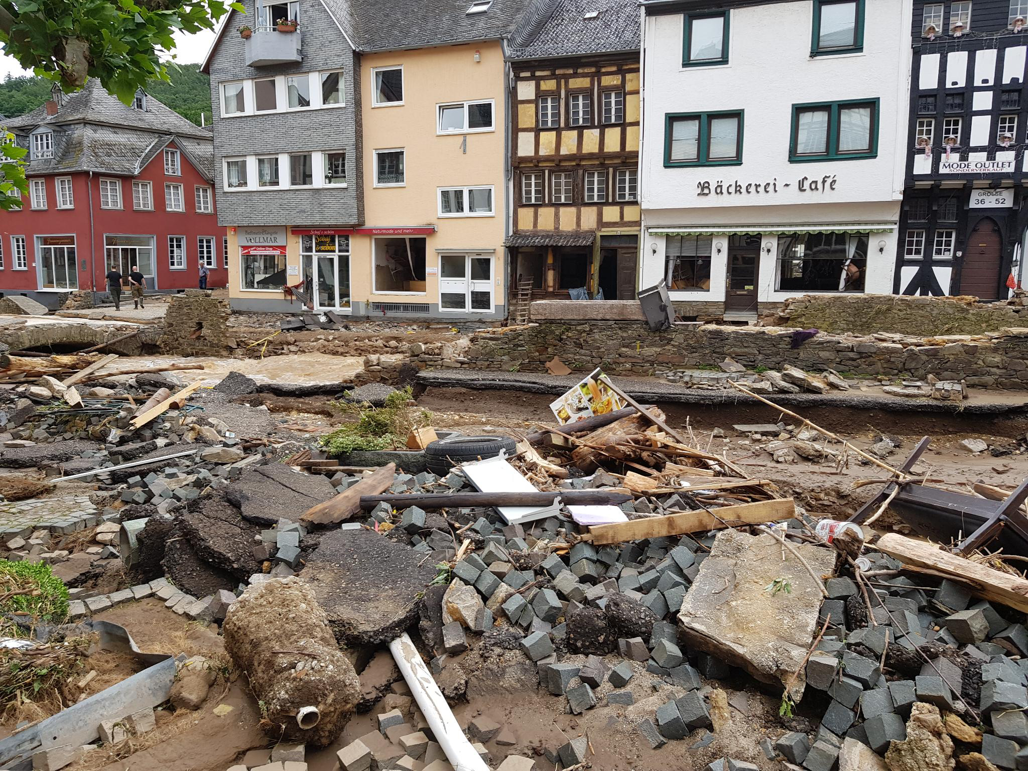 zerstörte Straße in BAd Münstereifel mit Häusern im Hintergrund