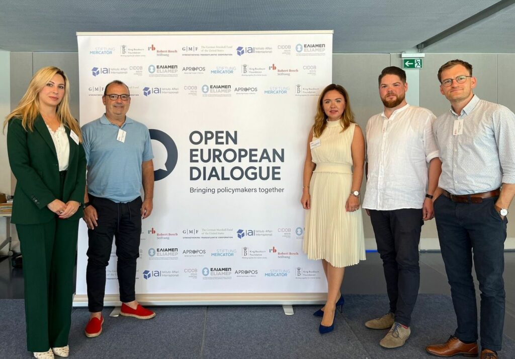 Auf dem Bild stehe ich zwischen der ukrainischen MP Galyna Mykhailiuk und Gregor Darmer (Stiftung Mercator GmbH). Rebekah Cilia aus Malta und Luke Uribe-Etxebarria aus Spanien sind links im Bild.