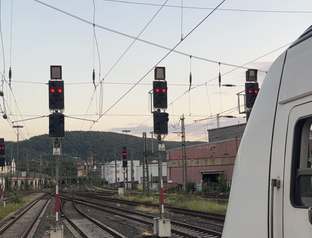 Zug vor roten Haltesignalen