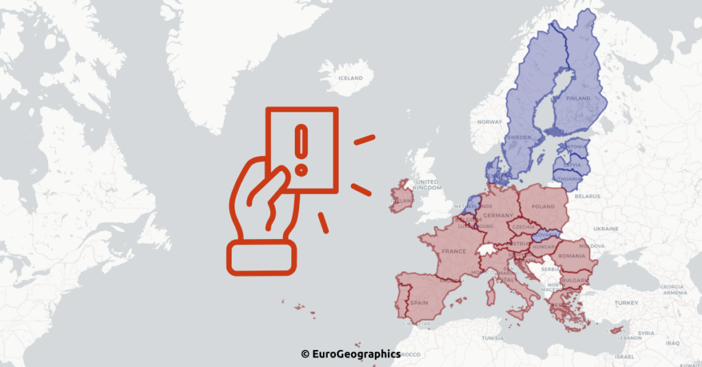 Europakarte mit farblicher Markierung der EU-Staaten, die von der EU-Kommission im Juli 2025 ein Vertragsverletzungsverfahren wegen mangelhafter Umsetzung der Sanktionsrichtlinie (EU 2024/1226) erhalten haben. In Rot markiert: 18 Mitgliedstaaten, darunter Deutschland, Frankreich, Italien und Polen, gegen die eine Mahnung ausgesprochen wurde. In Blau markiert: 8 EU-Mitgliedstaaten, darunter Estland, Finnland, Schweden und die Niederlande, die keine Mahnung erhalten haben. Symbolisch eingeblendet: Eine rote Hand hält eine Karte mit Ausrufezeichen – als Zeichen für die Ermahnung durch die EU-Kommission.