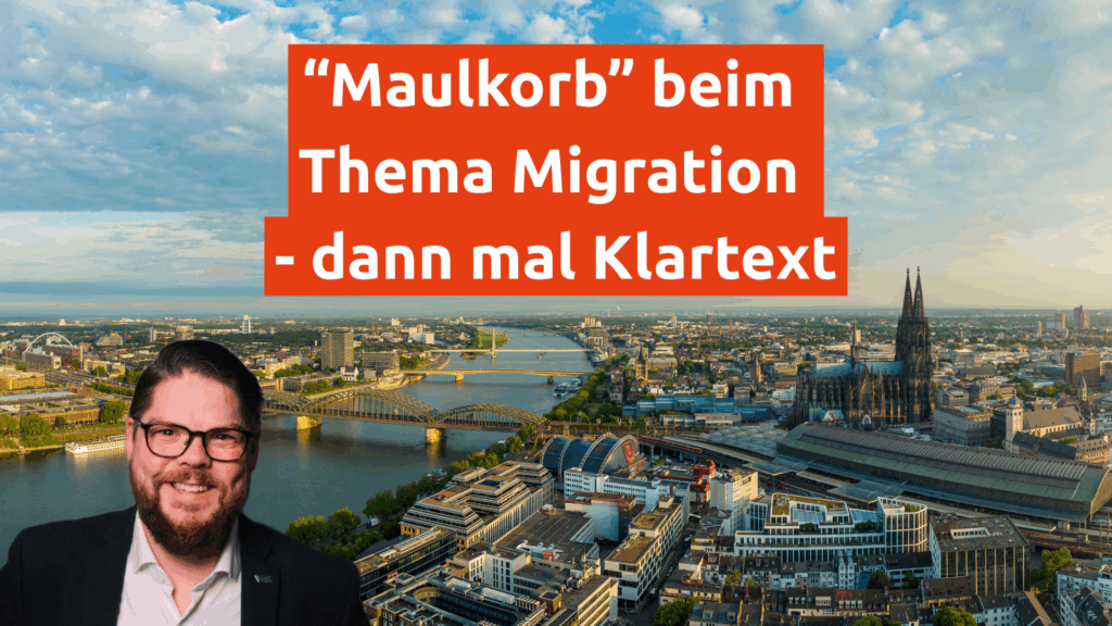 Social-Grafik zur Migrationsdebatte: Luftaufnahme von Köln mit Dom, Rhein und Hohenzollernbrücke; darüber orange Headline „Maulkorb beim Thema Migration – dann mal Klartext“; unten links ein Mann im Anzug mit Brille als Brustporträt.