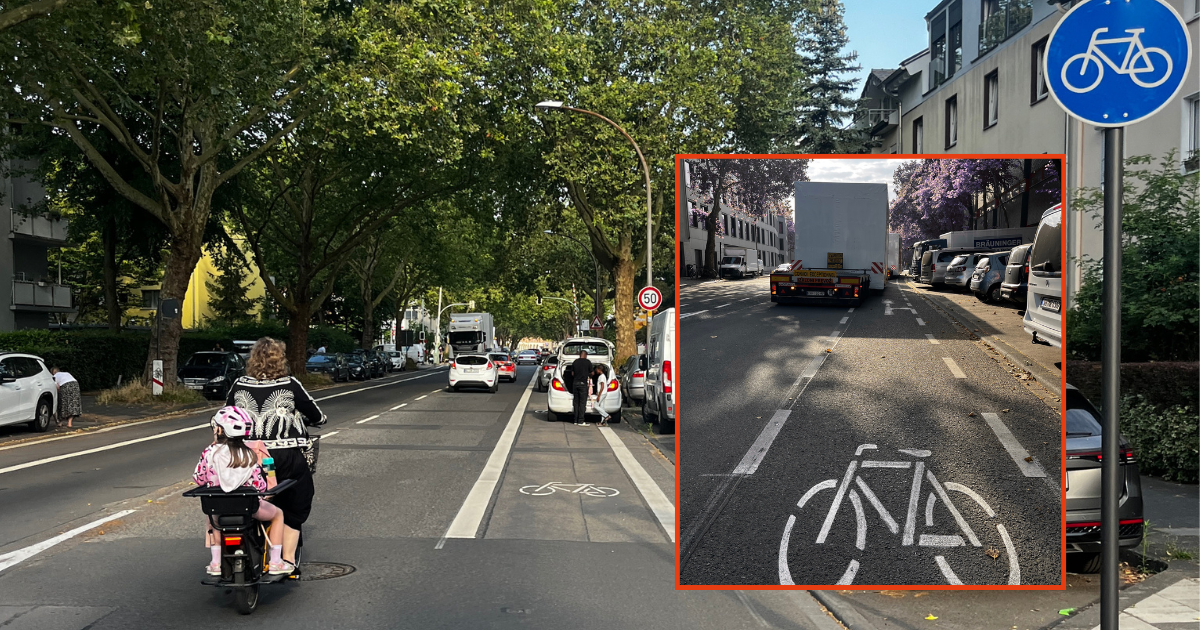 Straé bei Tageslicht. Ein e-Rad mit einer Frau und zwei Kindern fährt auf der Straße, da auf dem radschutzstreifen gleich zwei Autos parken.